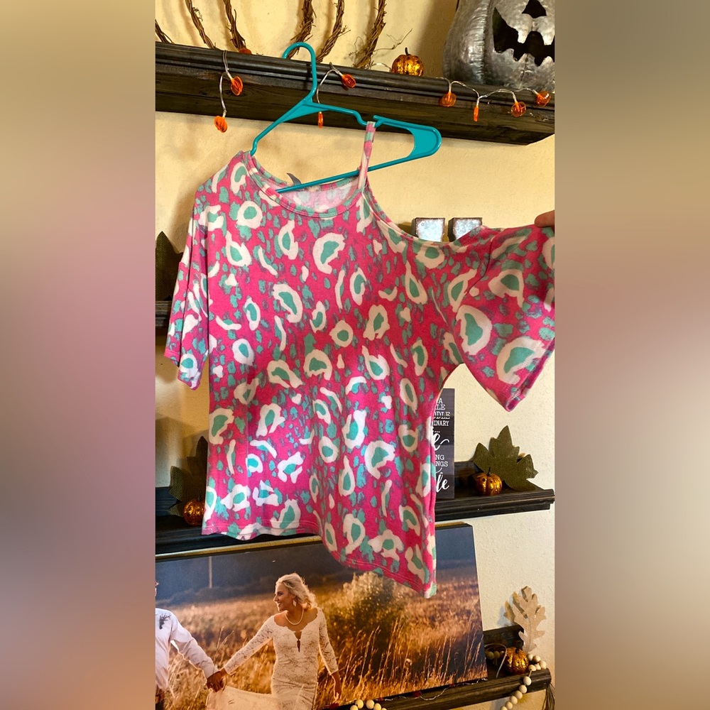 Beautiful single strap shoulder top.